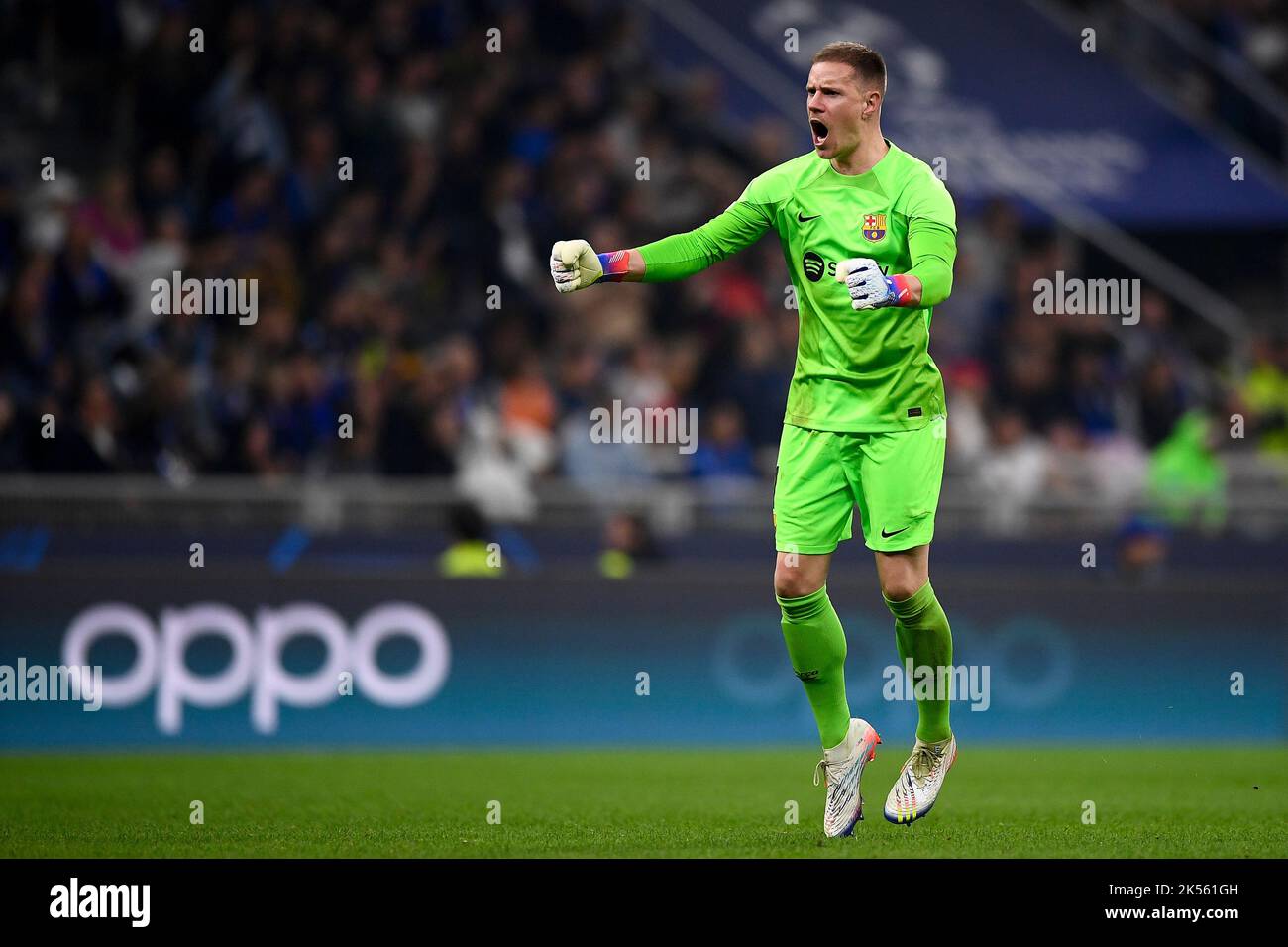 Milano, Italia. 04 ottobre 2022. Marc-Andre ter Stegen del FC Barcelona celebra la partita di calcio della UEFA Champions League tra il FC Internazionale e il FC Barcelona. Credit: Nicolò campo/Alamy Live News Foto Stock
