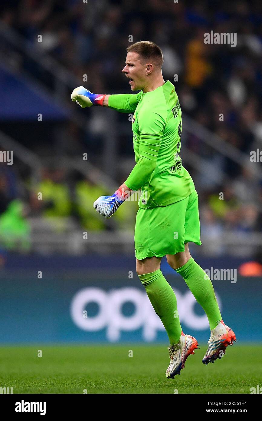 Milano, Italia. 04 ottobre 2022. Marc-Andre ter Stegen del FC Barcelona celebra la partita di calcio della UEFA Champions League tra il FC Internazionale e il FC Barcelona. Credit: Nicolò campo/Alamy Live News Foto Stock