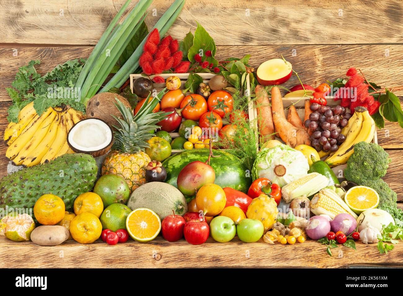 Composizione con varietà di frutta e verdura biologica grezza Foto Stock