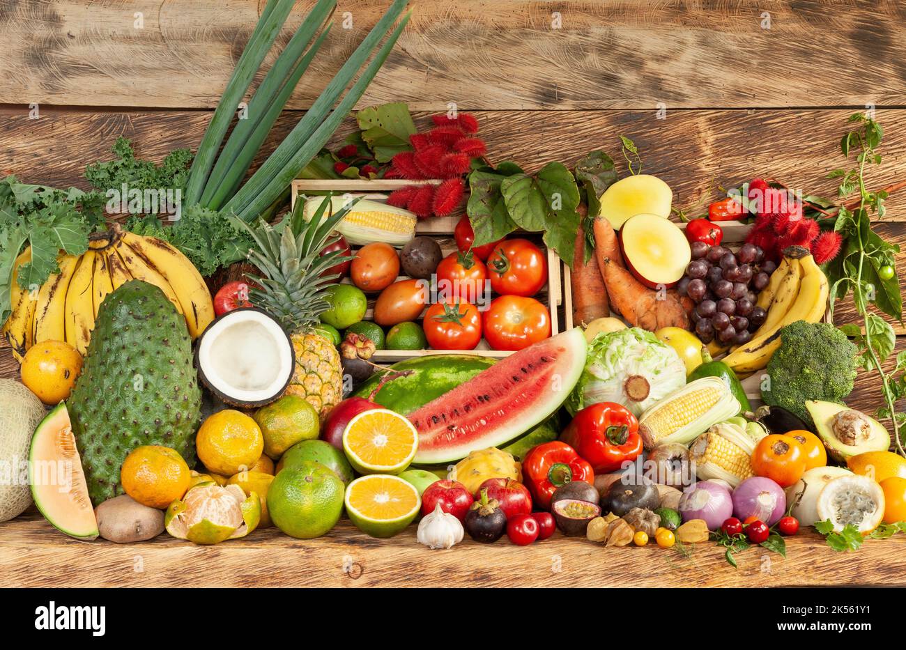 Composizione con varietà di frutta e verdura biologica grezza Foto Stock