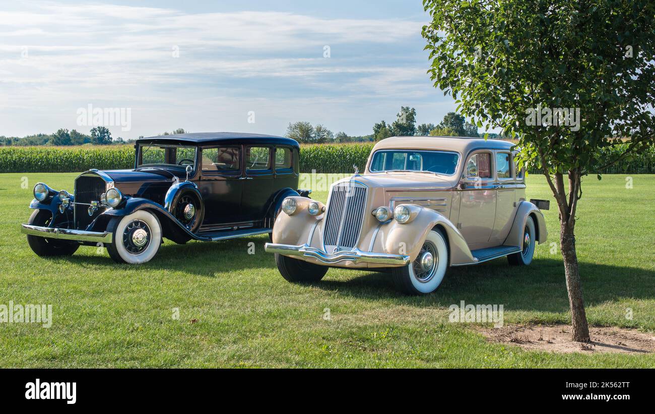 HICKORY CORNERS, MI/USA - 27 AGOSTO 2017: A 1931 e 1936 Pierce-Arrow Cars, Pierce-Arrow Society Gathering, Gilmore Car Museum. Foto Stock