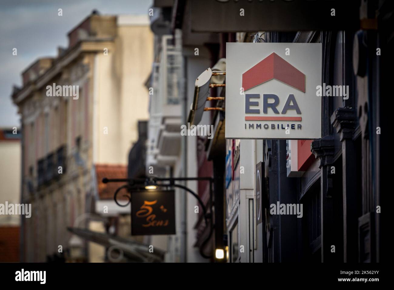 Immagine di un cartello con il logo di era Immobilier scattato di fronte alla loro agenzia locale nel centro di Bordeaux, Francia. Era Real Estate è una rete di r Foto Stock