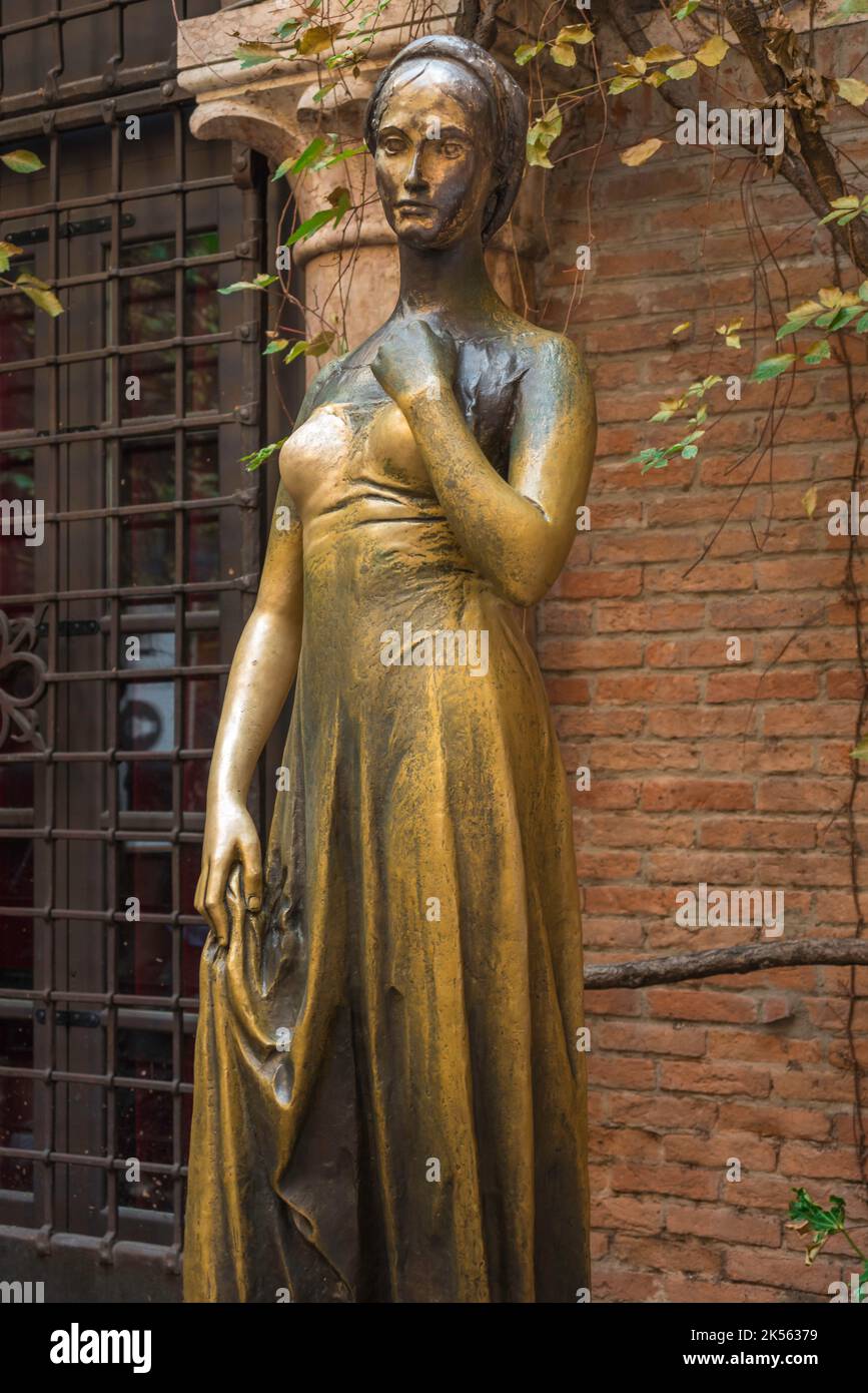 Statua di Giulietta Verona, vista della statua di Giulietta in ottone situata nel cortile della Casa di Giulietta, nel centro storico di Verona Foto Stock