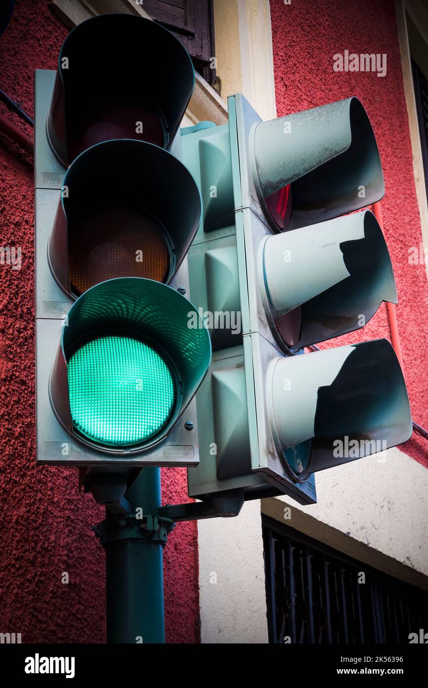 Semaforo verde all'angolo della strada Foto Stock