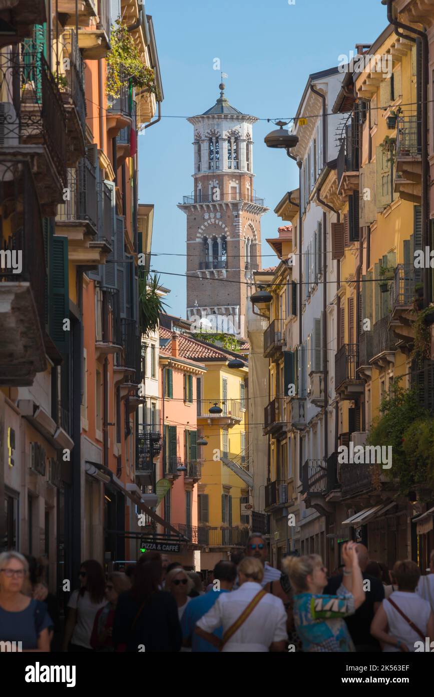 Via Mazzini, vista in estate della trafficata via pedonale principale dello shopping nel centro storico di Verona con la Torre Lamberti visibile, Italia Foto Stock
