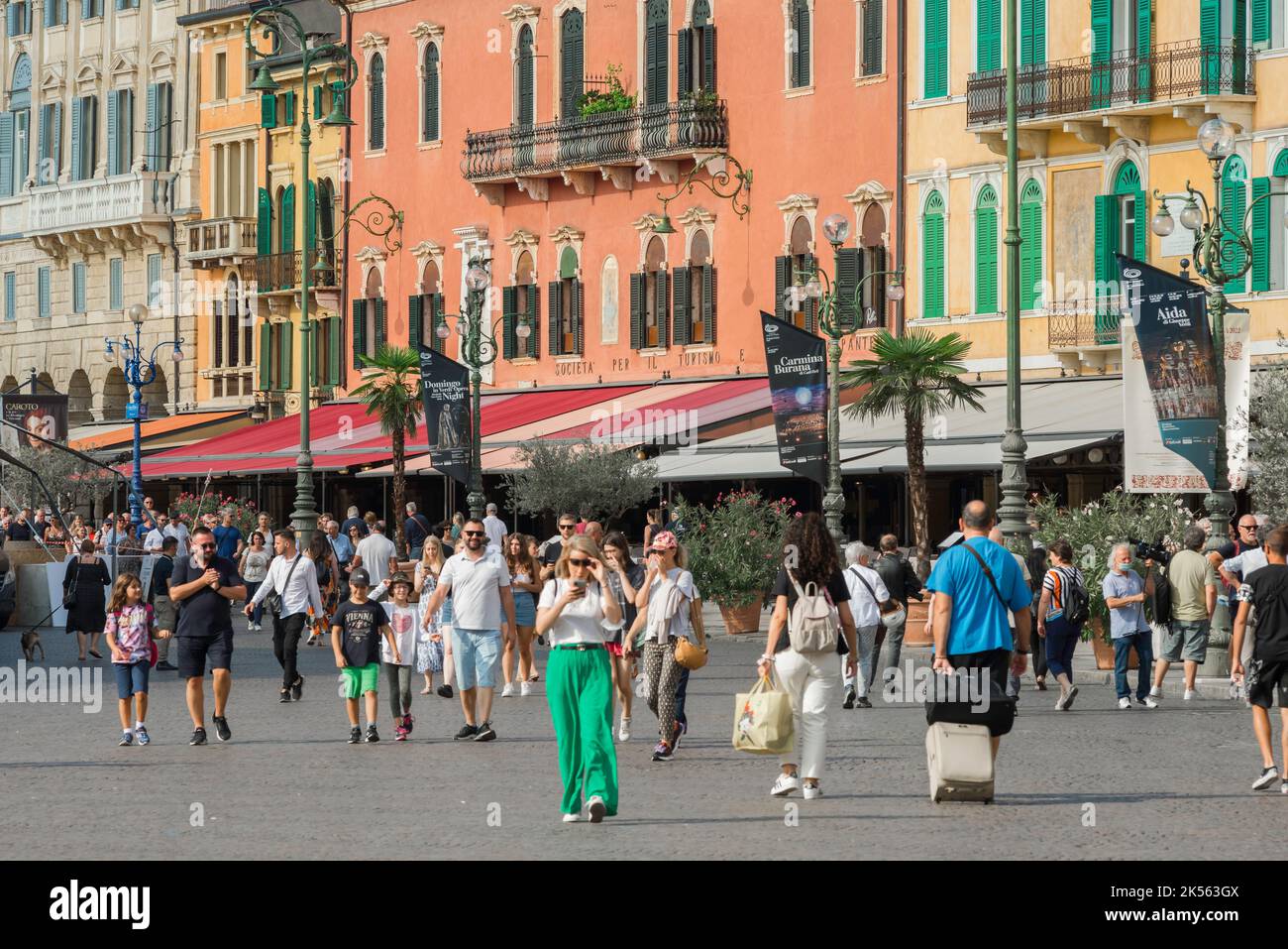 Piazza Verona, vista in estate delle persone che camminano attraverso Piazza Bra nel centro storico della città di Verona, Veneto, Italia Foto Stock