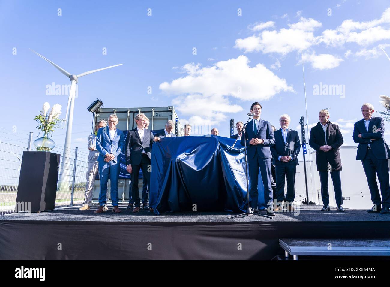 2022-10-06 13:23:16:19 LELYSTAD - Ministro Rob Jetten per il clima e l'energia durante la cerimonia di apertura del GIGA Buffalo, la più grande batteria nei Paesi Bassi. Il sistema di immagazzinamento dell'energia ha una capacità di 25 megawatt e una capacità di immagazzinamento di 48 megawatt ore. ANP JEROEN JUMELET olanda fuori - belgio fuori Foto Stock