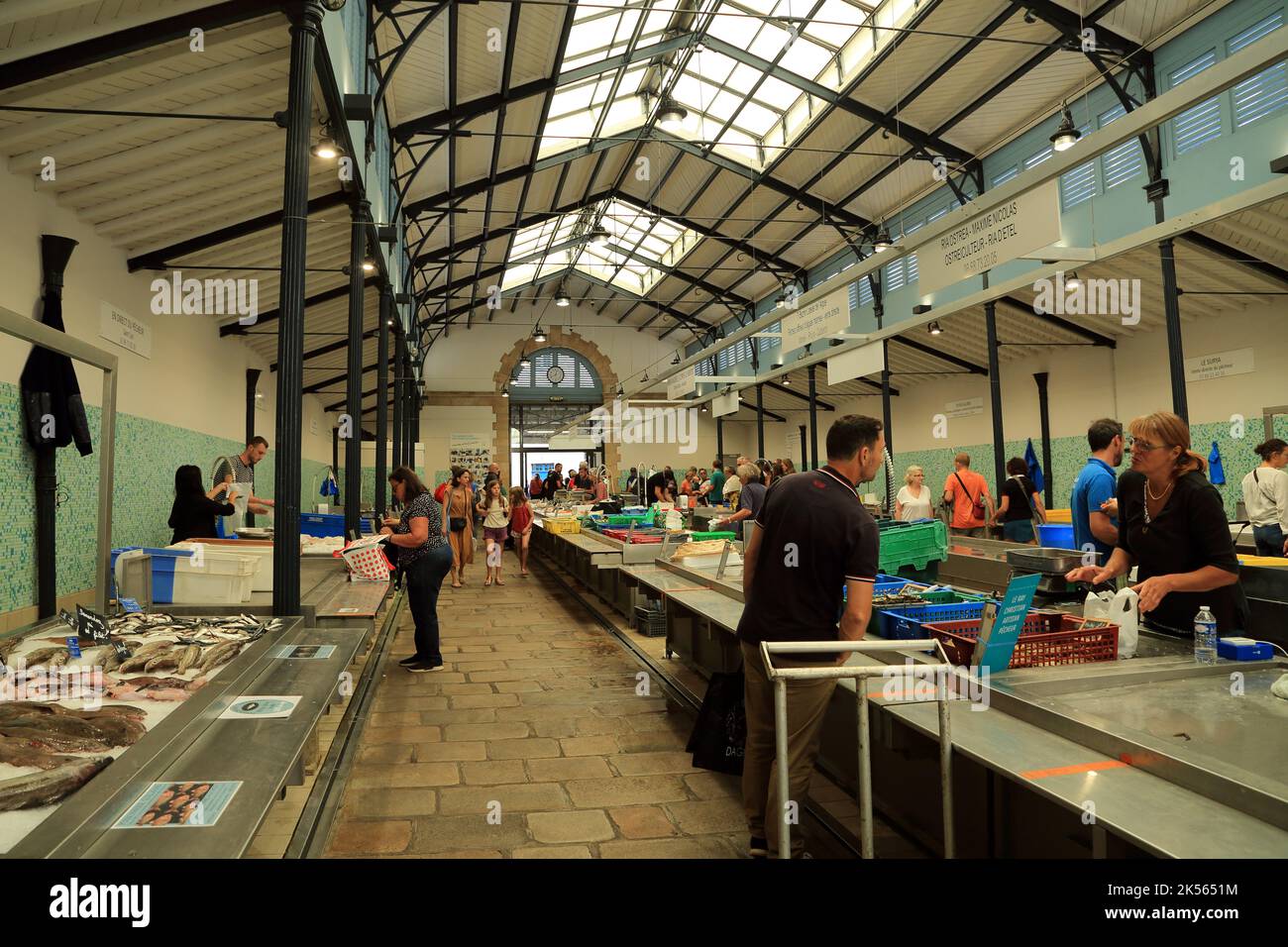 Mercato del pesce alla fine della giornata, Halle aux Poissons, Rue de la Poissonnerie, Vannes, Morbihan, Bretagna, Francia Foto Stock