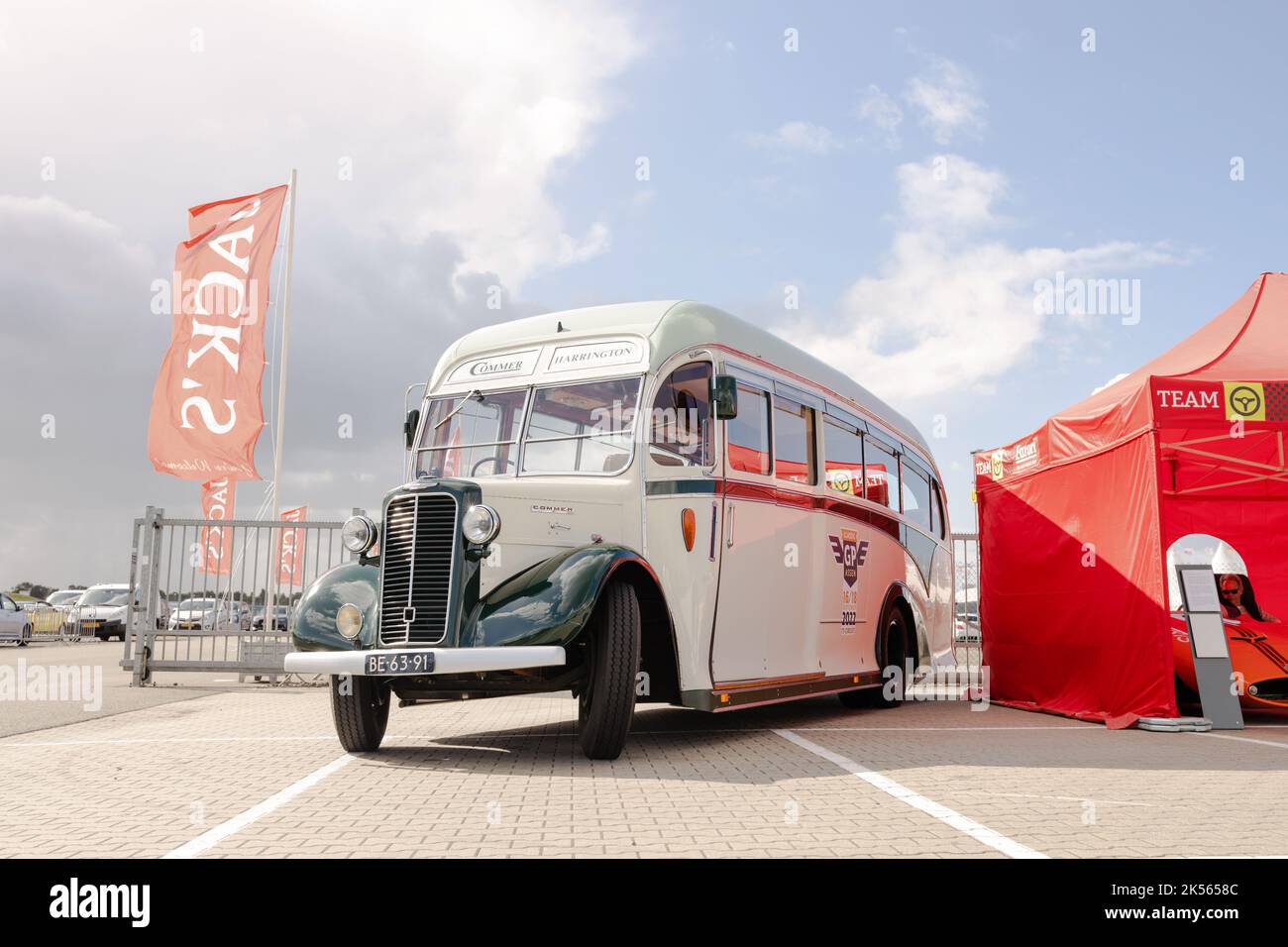 Un autobus d'epoca Commer al Classic GP Assen TT Circuit Foto Stock