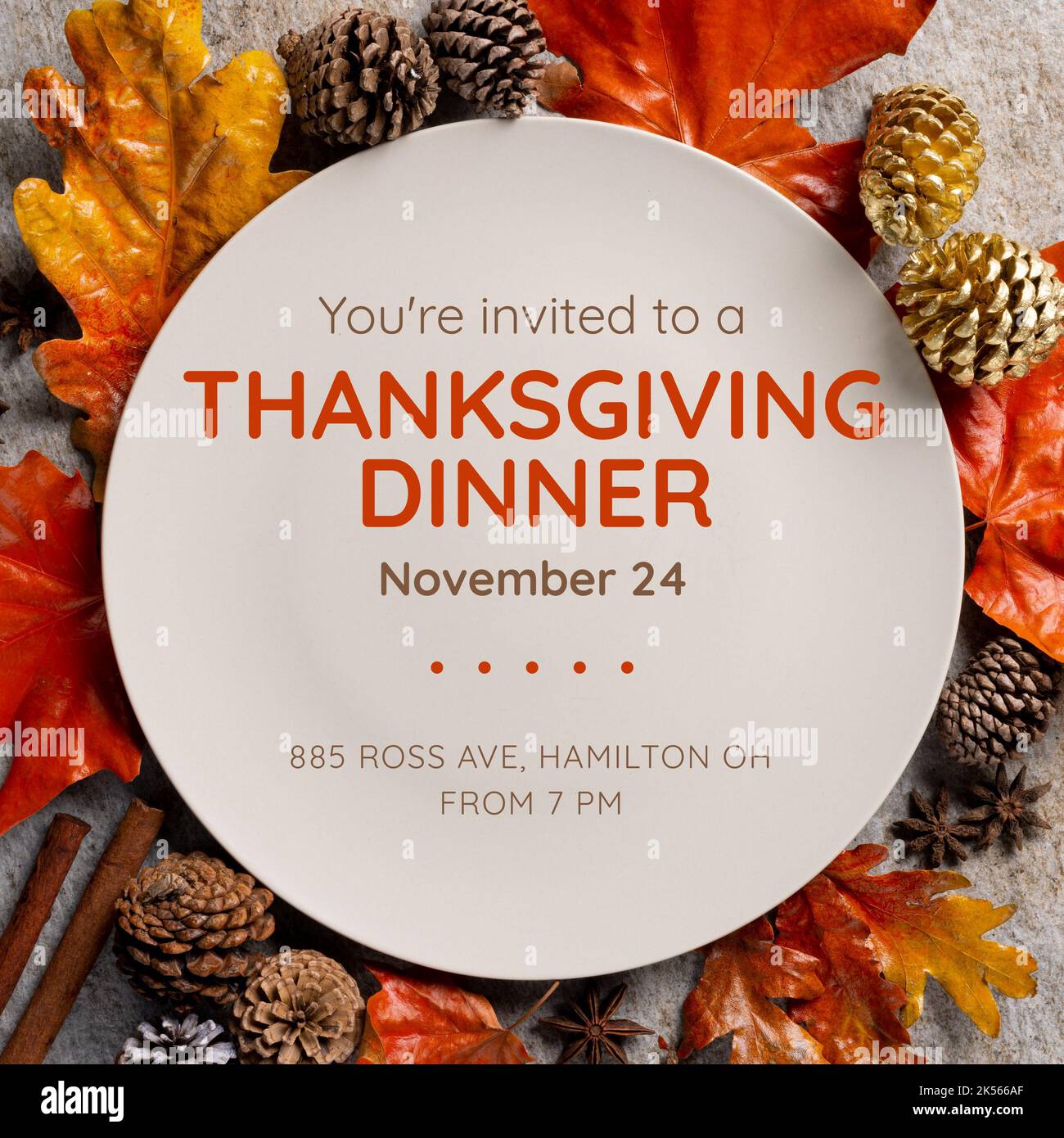 Composizione del testo della cena di ringraziamento sulle foglie e sui coni di pino Foto Stock