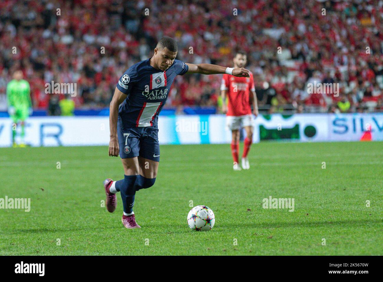 Ottobre 05, 2022. Lisbona, Portogallo. L'andata di Parigi Saint-Germain dalla Francia Kylian Mbappe (7) in azione durante il gioco del 3rd° turno del Gruppo H per la UEFA Champions League, Benfica vs Parigi Saint-Germain Credit: Alexandre de Sousa/Alamy Live News Foto Stock