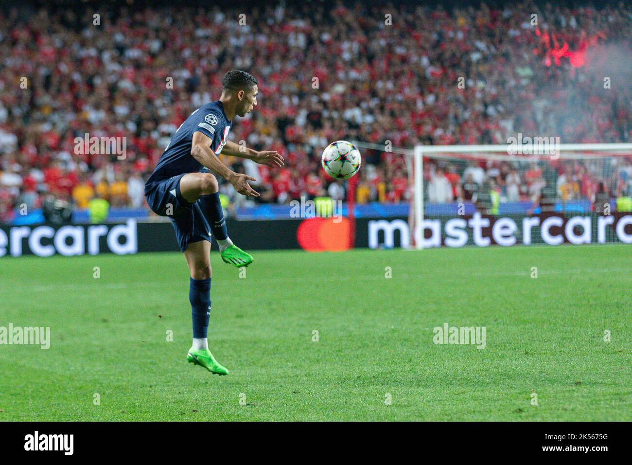 Ottobre 05, 2022. Lisbona, Portogallo. Il difensore di Parigi Saint-Germain dal Marocco Achraf Hakimi (2) in azione durante la partita del 3rd° turno del Gruppo H per la UEFA Champions League, Benfica vs Parigi Saint-Germain Credit: Alexandre de Sousa/Alamy Live News Foto Stock