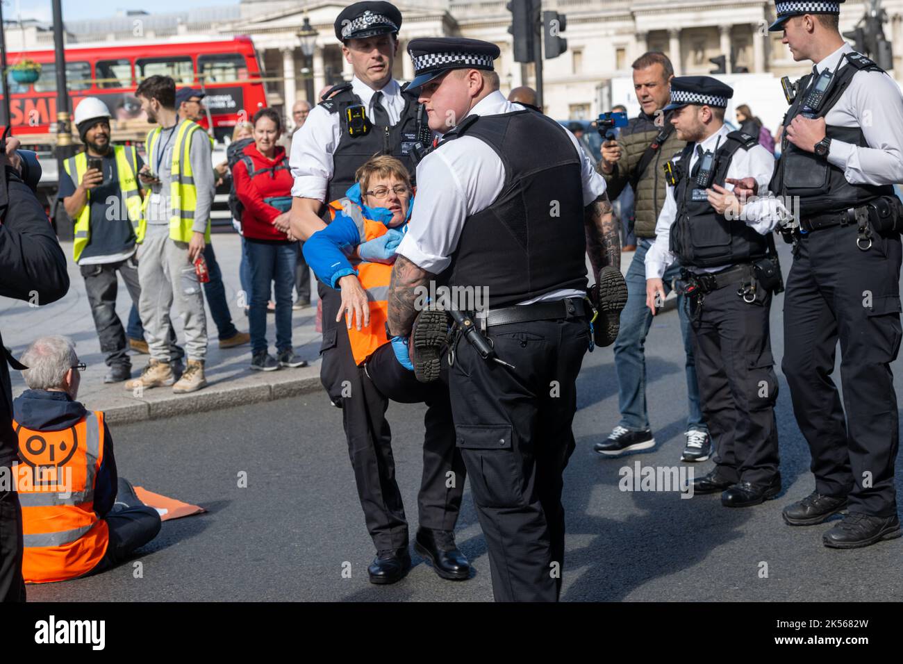 Londra, Regno Unito. 6th ott 2022. Basta fermare i manifestanti del petrolio bloccare le strade intorno a Trafalgar Square e le squadre di polizia specializzate sono state utilizzate per disincollare i manifestanti e togliere le mani dalle tubazioni. Credit: Ian Davidson/Alamy Live News Foto Stock