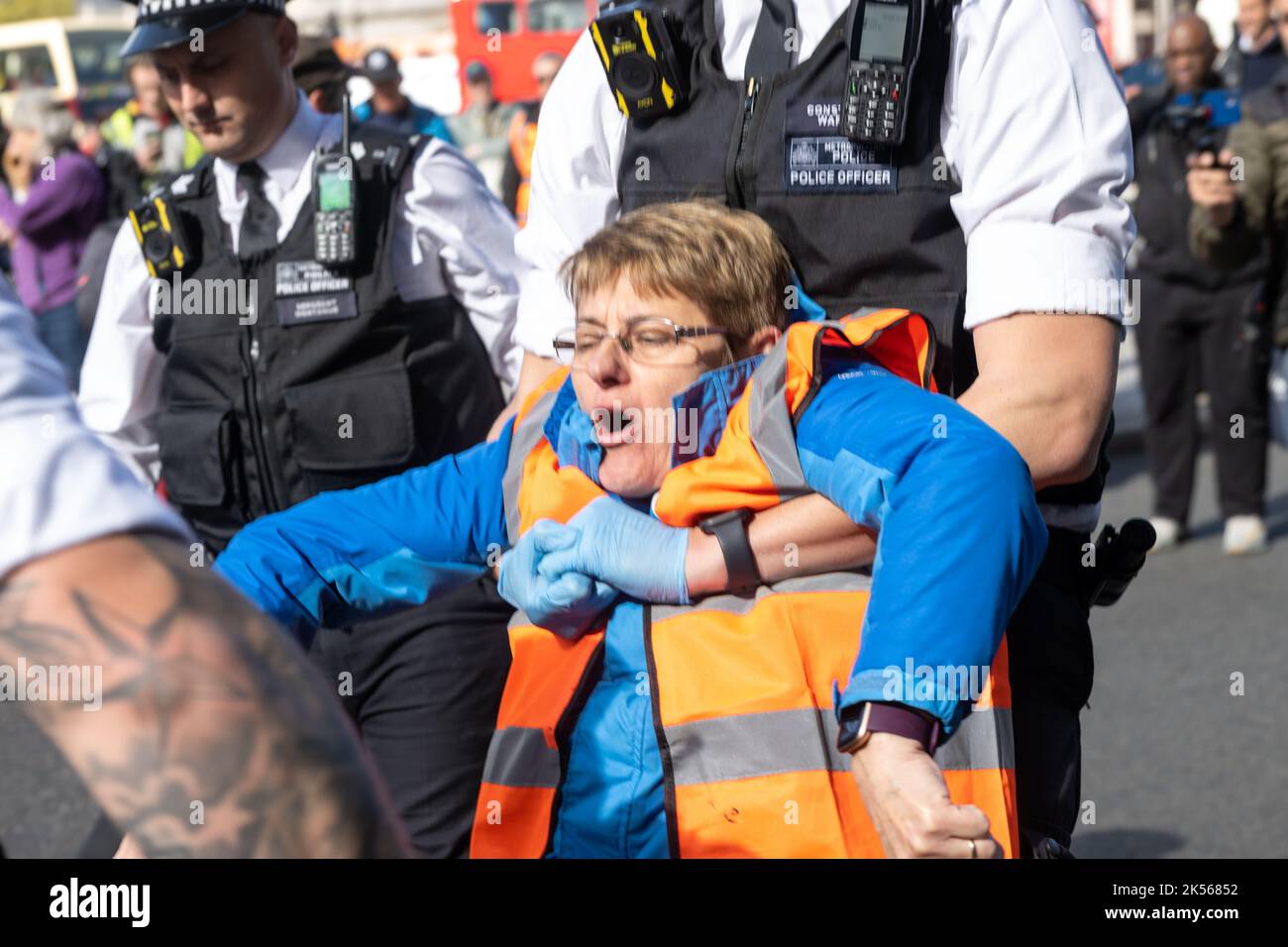 Londra, Regno Unito. 6th ott 2022. Basta fermare i manifestanti del petrolio bloccare le strade intorno a Trafalgar Square e le squadre di polizia specializzate sono state utilizzate per disincollare i manifestanti e togliere le mani dalle tubazioni. Un protester è rimosso credito: Ian Davidson/Alamy Live News Foto Stock