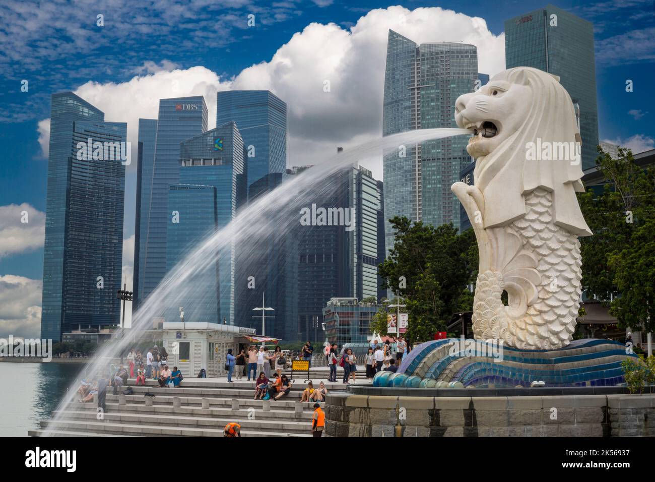 Fontana di Merlion, semi-lion, semi-pesce. Il quartiere finanziario di background, Singapore Foto Stock