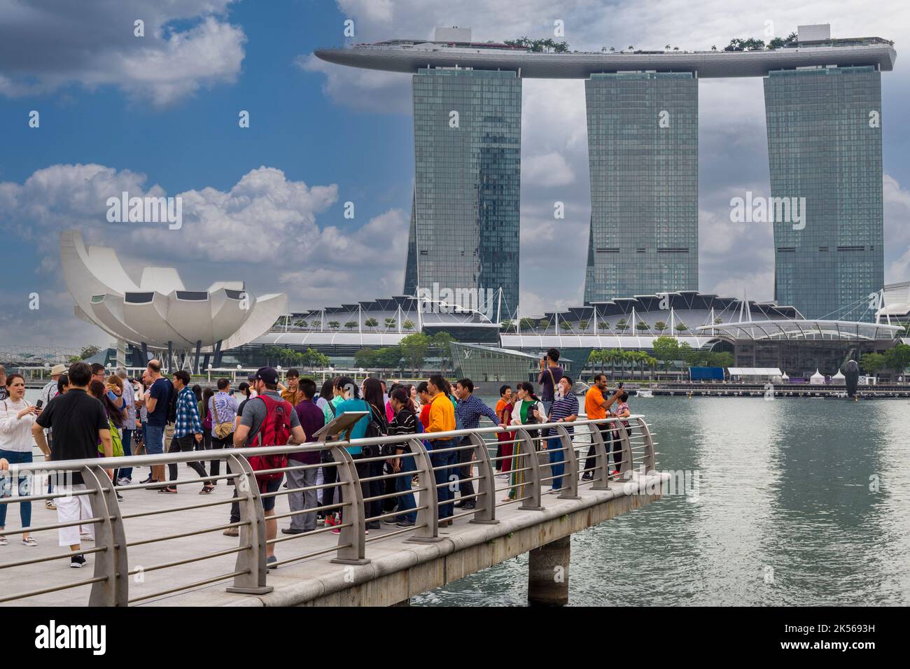 Il Marina Bay Sands, ArtScience Museum sinistra lontana, turisti sulla piattaforma di visualizzazione in primo piano. Singapore. Foto Stock