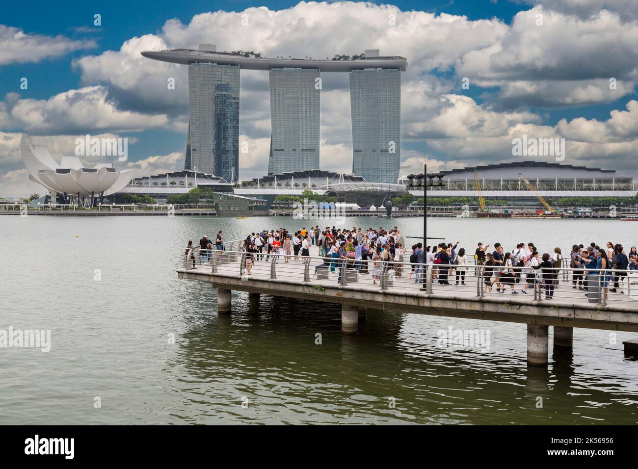 Il Marina Bay Sands, ArtScience Museum sinistra lontana, turisti sulla piattaforma di visualizzazione in primo piano. Singapore. Foto Stock
