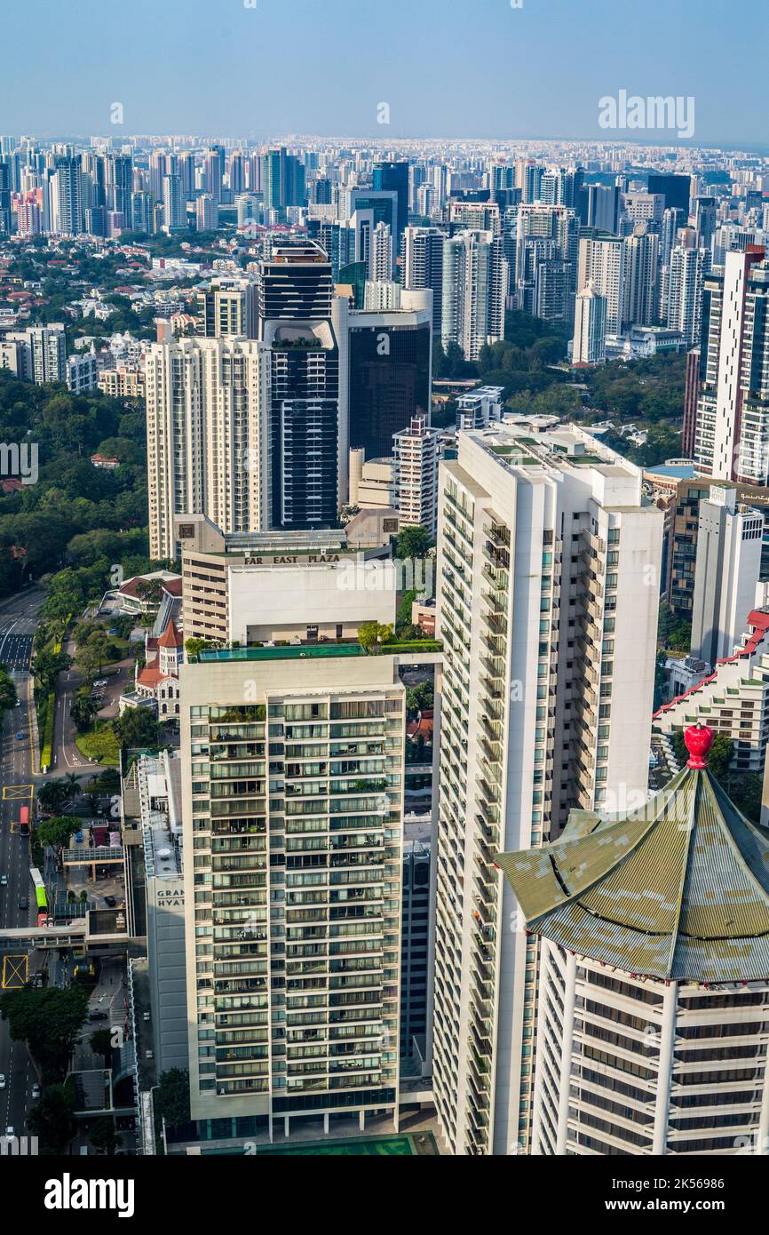 La crescita urbana. Highrise uffici e condomini. Singapore città vista dalla sommità di ione Mall. Foto Stock