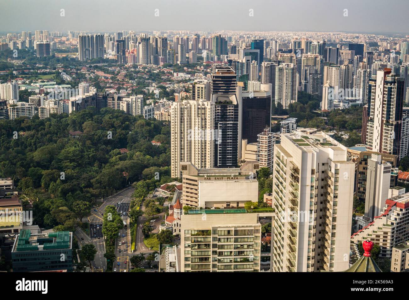 La crescita urbana. Highrise uffici e condomini. Singapore città vista dalla sommità di ione Mall. Foto Stock