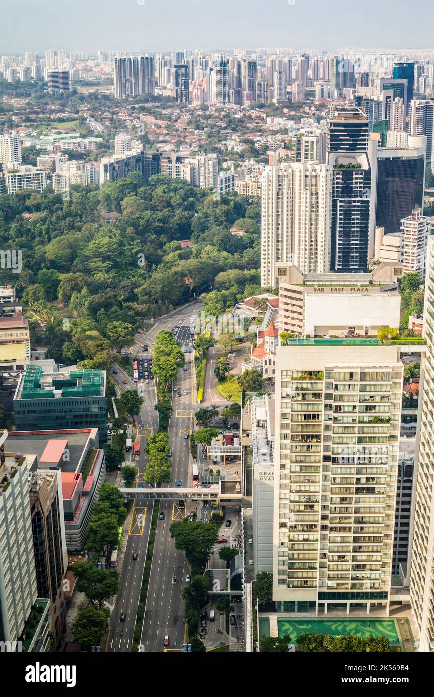 La crescita urbana. Highrise uffici e condomini. Singapore città vista dalla sommità di ione Mall. Foto Stock