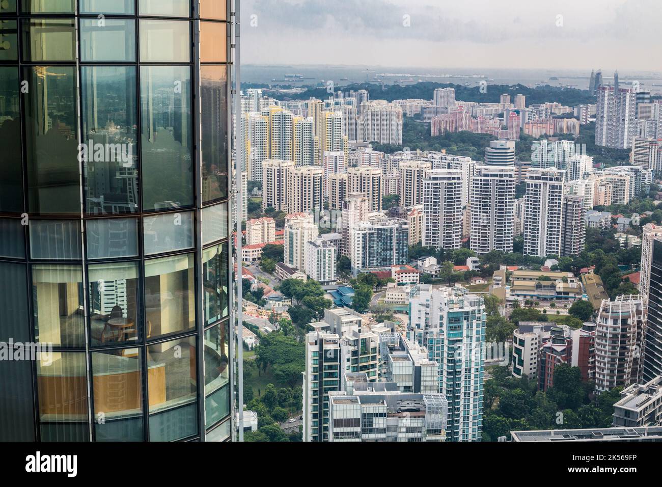La crescita urbana. Highrise uffici e condomini. Singapore città vista dalla sommità del centro commerciale di ioni guardando ad ovest. Foto Stock