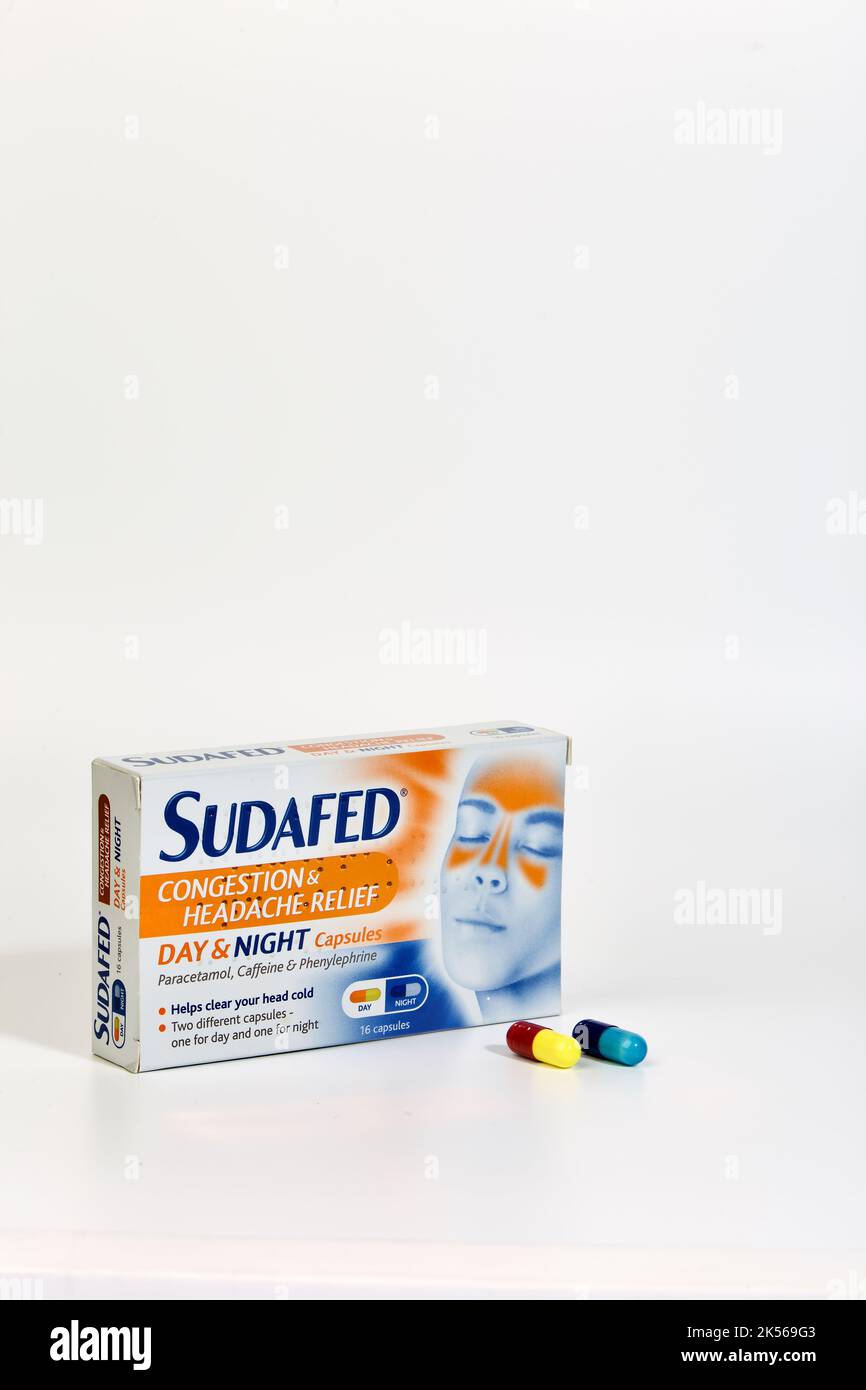 Sudafed capsule giorno e notte usate per il sollievo dei sintomi associati al raffreddore e l'influenza. Foto Stock