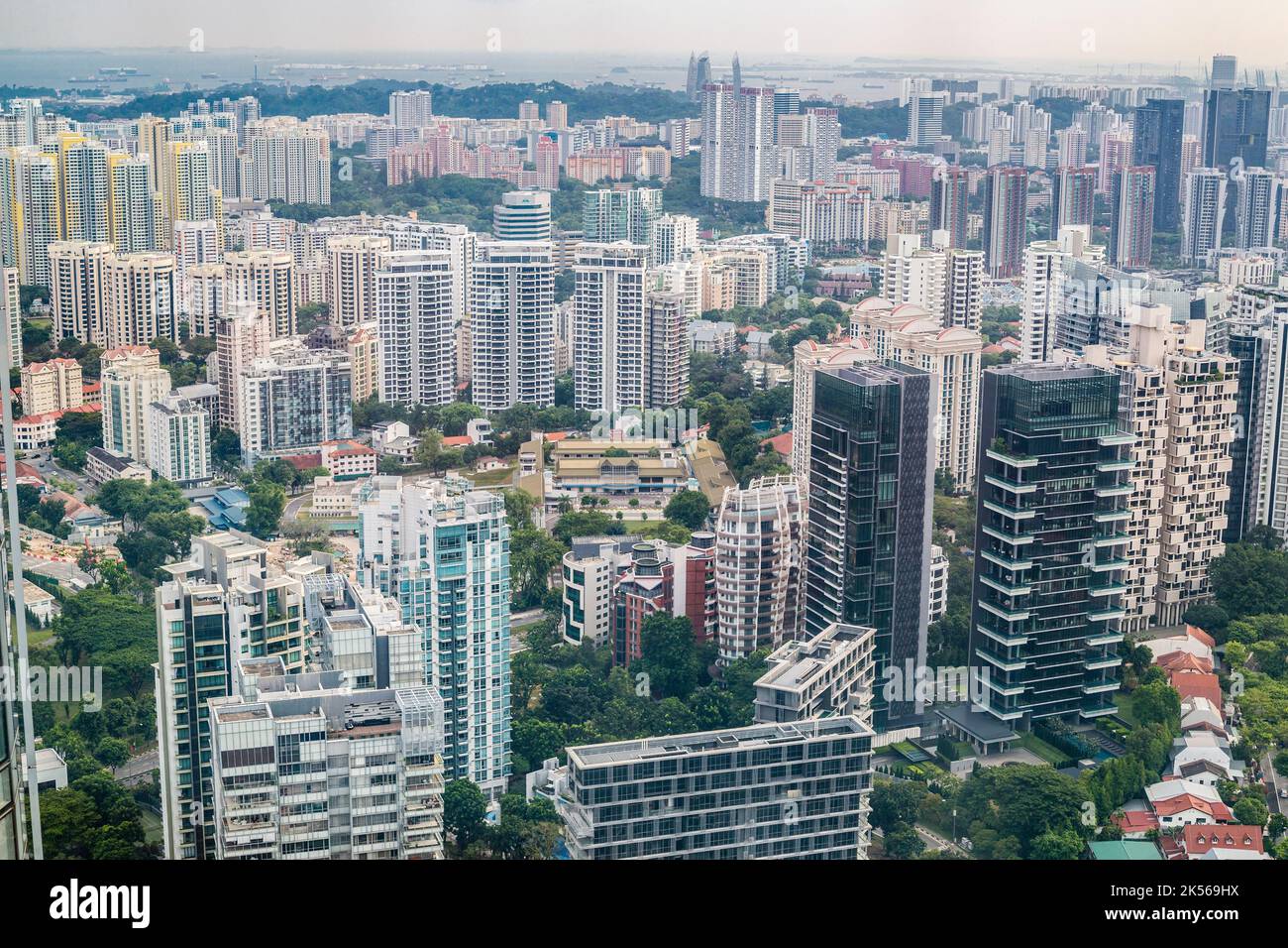 La crescita urbana. Highrise uffici e condomini. Singapore città vista dalla sommità del centro commerciale di ioni guardando ad ovest. Foto Stock