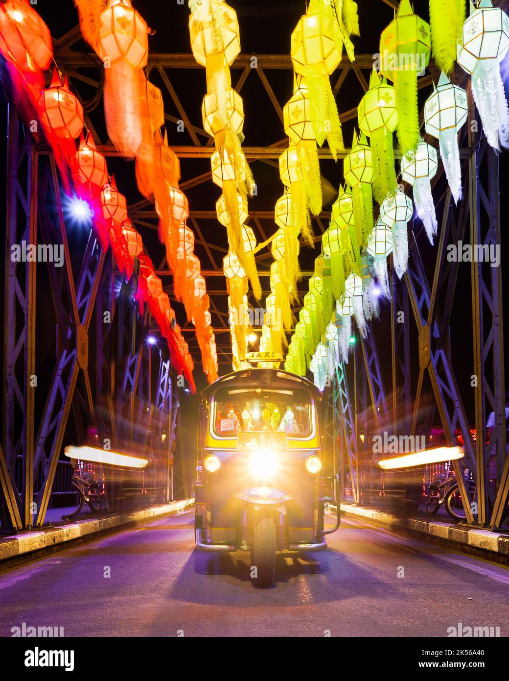 Lanterna auto e sentieri leggeri durante Loy Krathong a Chiang mai Thailandia Foto Stock