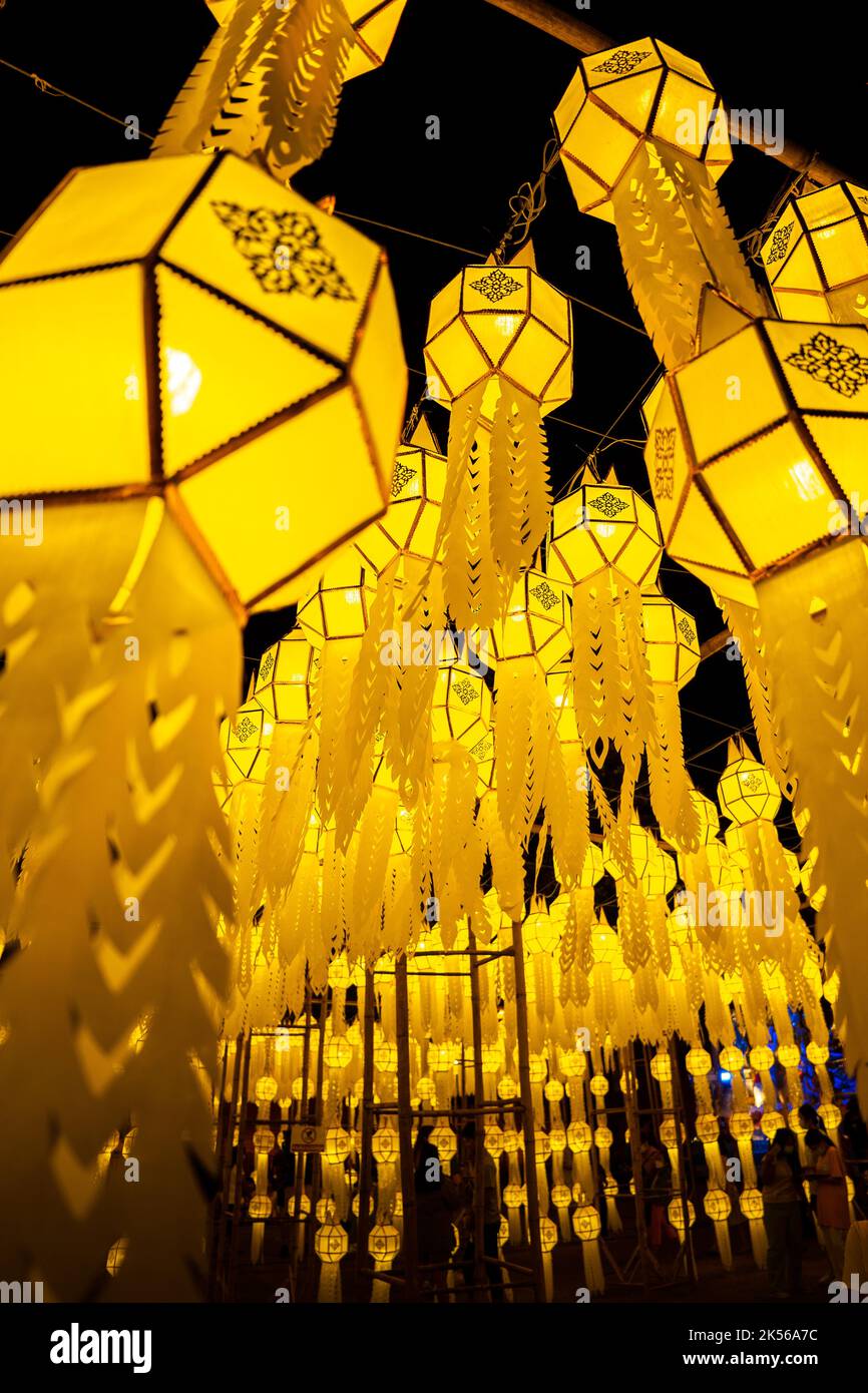Altre Lanterne gialle durante il Festival di Loy Krathong a Chiang mai Thailandia Foto Stock