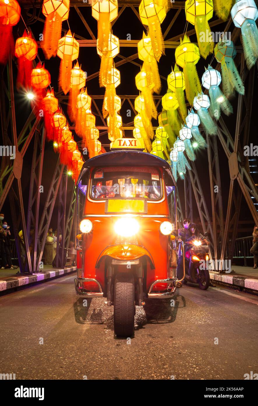 TukTuk attraversando un ponte Loy Krathong Festival a Chiang mai Thailandia Foto Stock