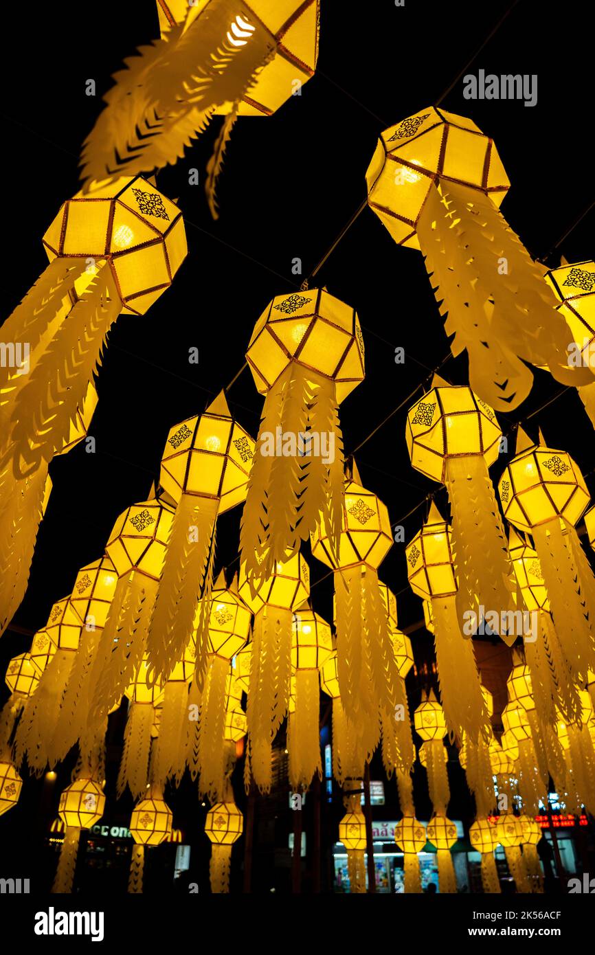 Lanterna gialla come ritratto durante il Festival di Loy Krathong a Chiang mai Thailandia Foto Stock