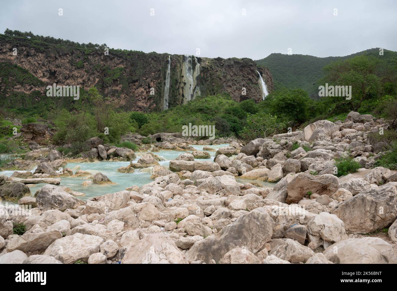 Wadi Dharbat vicino a Salah, Oman diventa sommersa durante la stagione delle piogge di Kharef (autunno) Foto Stock