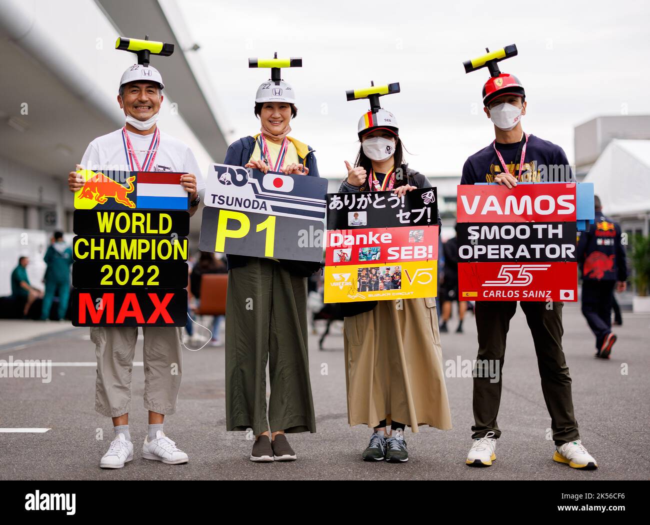Circuito Internazionale di Suzuka 6/10/2022. Giapponese F1 tifosi nel paddock. Credito corleve / Alamy Live News. Foto Stock