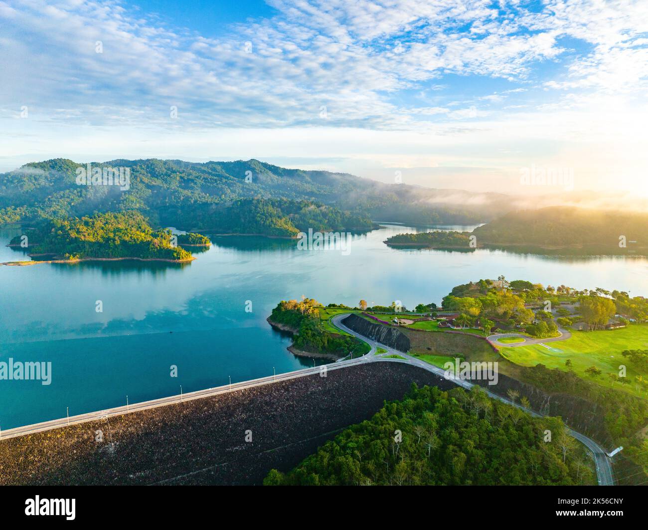 Alba mare di nebbia sopra il parco nazionale Khao Sok, Surat Thani, Thailandia Foto Stock