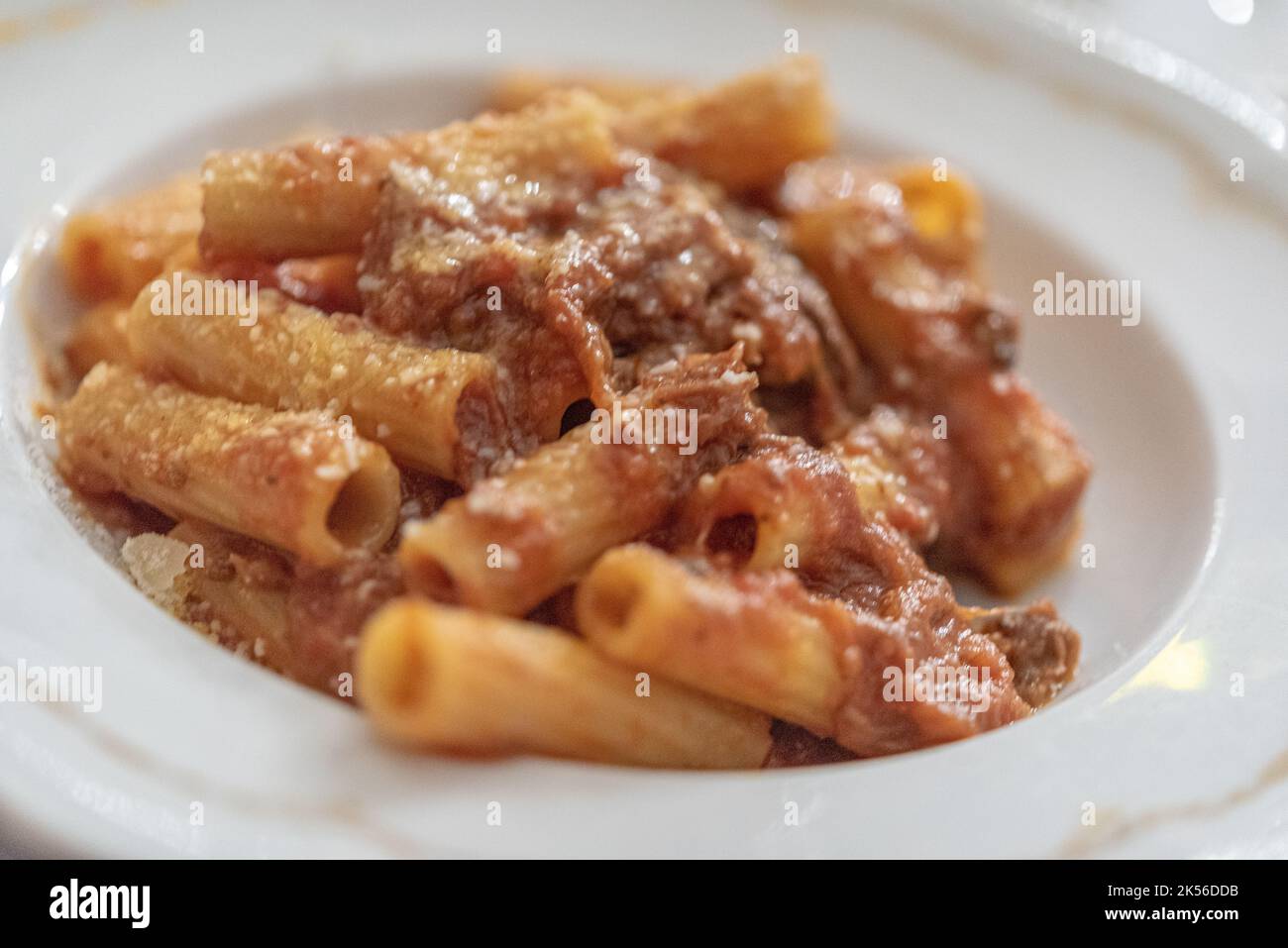 Tubare Pasta con salsa di pomodoro in ciotola Foto Stock