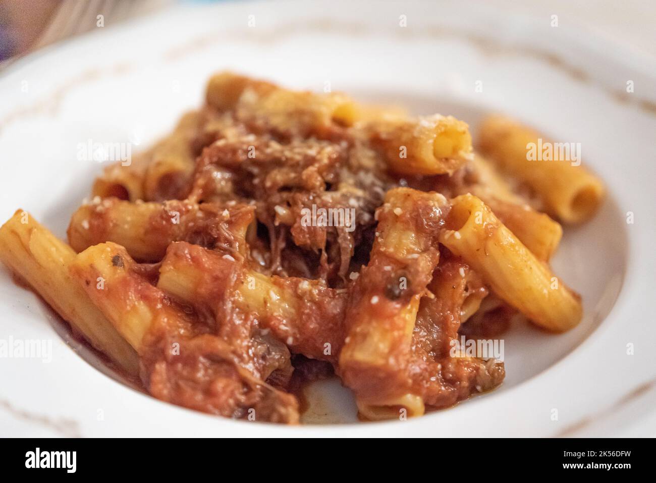 Tubare Pasta con salsa di pomodoro in ciotola Foto Stock