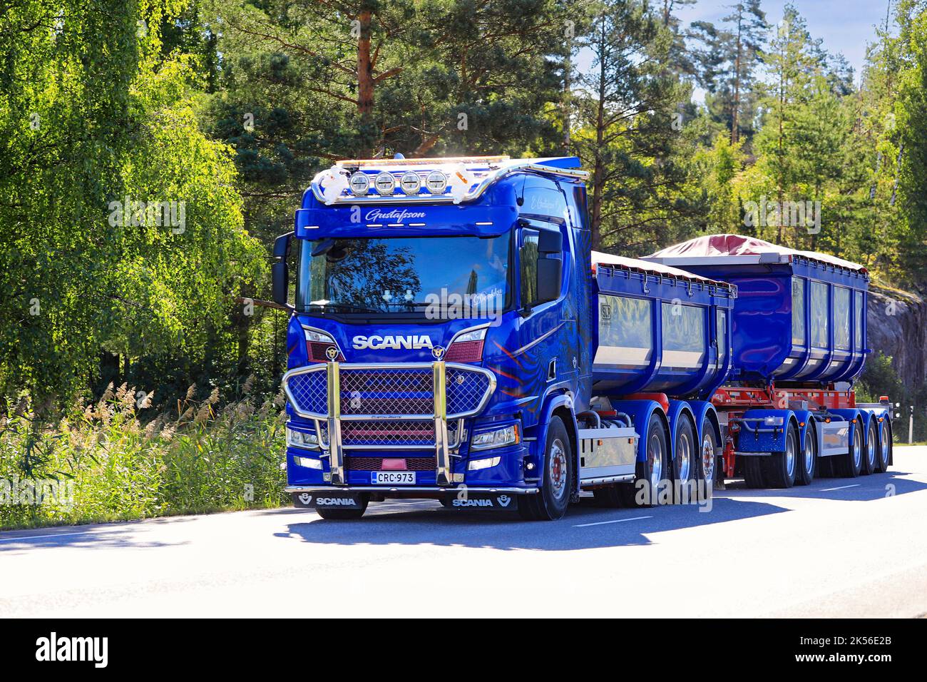 Il camion Scania Gustafsson blu personalizzato davanti al rimorchio a cassetta trasporta il carico lungo l'autostrada in estate. Salo, Finlandia. Agosto 25, 2022. Foto Stock