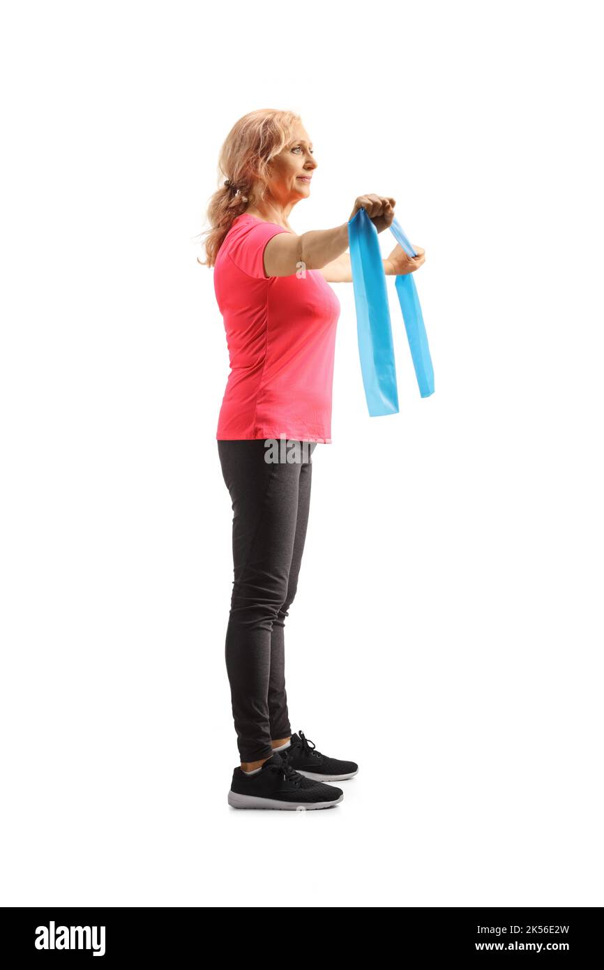 Foto a profilo completo di una donna matura che si esercita con una fascia elastica Foto Stock