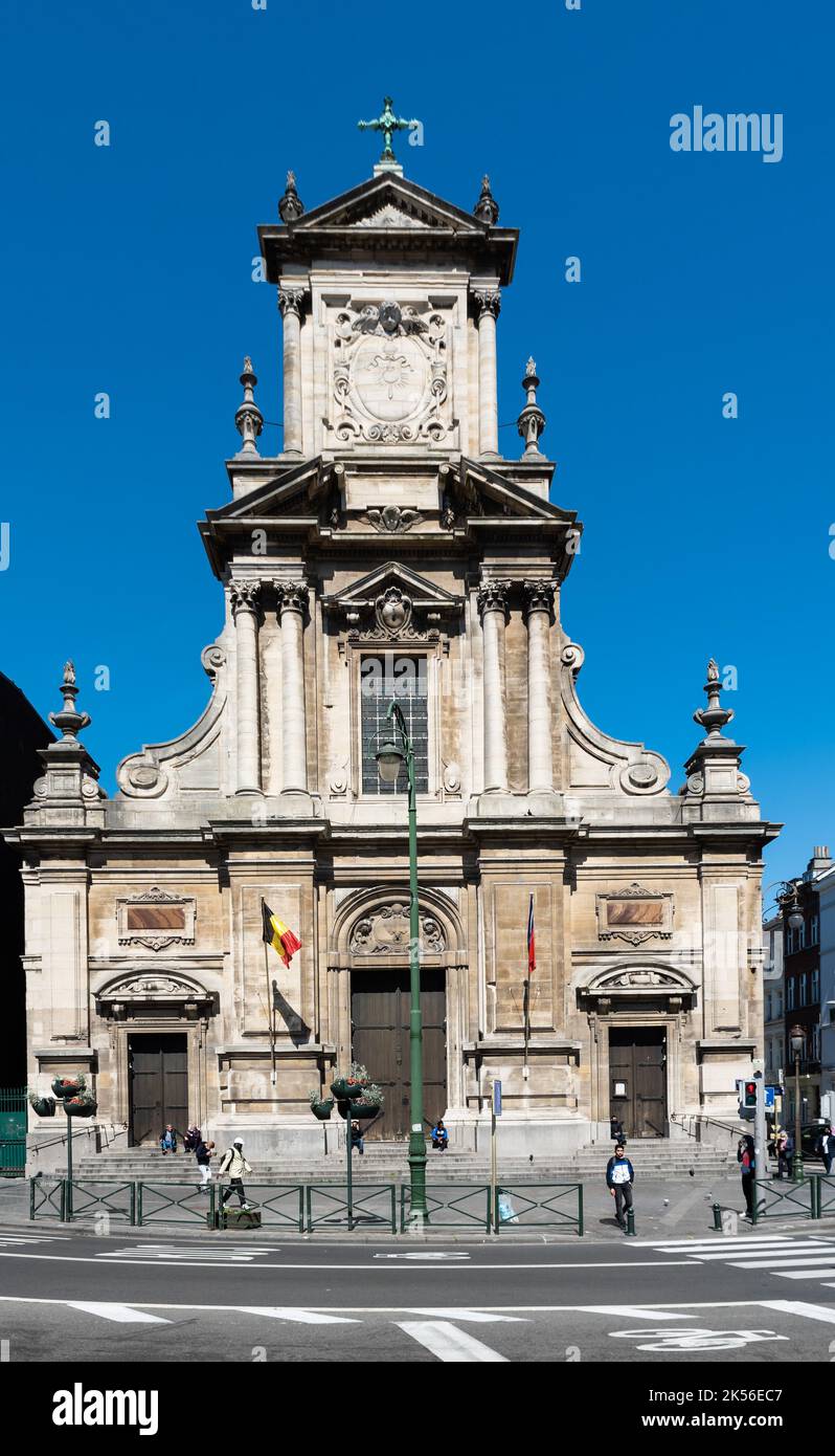 Saint-Josse, Regione capitale di Bruxelles - Belgio - 04 26 2021 - la facciata barocca della chiesa cattolica e della piazza di San Josse Foto Stock