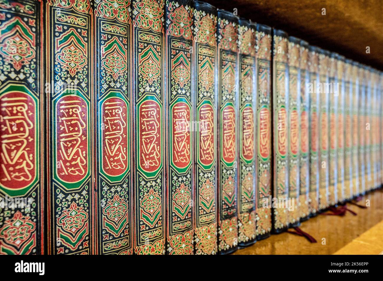 Fila ordinata di libri sacri del Corano su una mensola nella moschea del Sultano Qaboos a Salalah, Oman Foto Stock