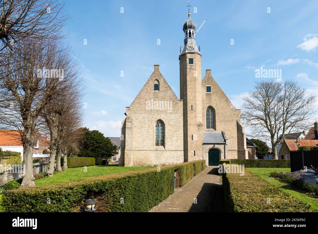 Damme, Regione fiamminga - Belgio - 04 03 2021 Chiesa cattolica medievale e giardini circostanti Foto Stock