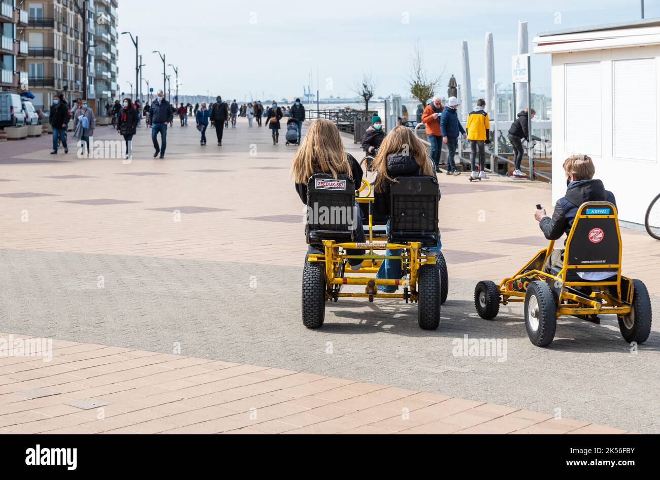 Knokke Heist, Regione Fiamminga - Belgio - 04 03 2021 adolescenti alla guida di un go Kart Foto Stock