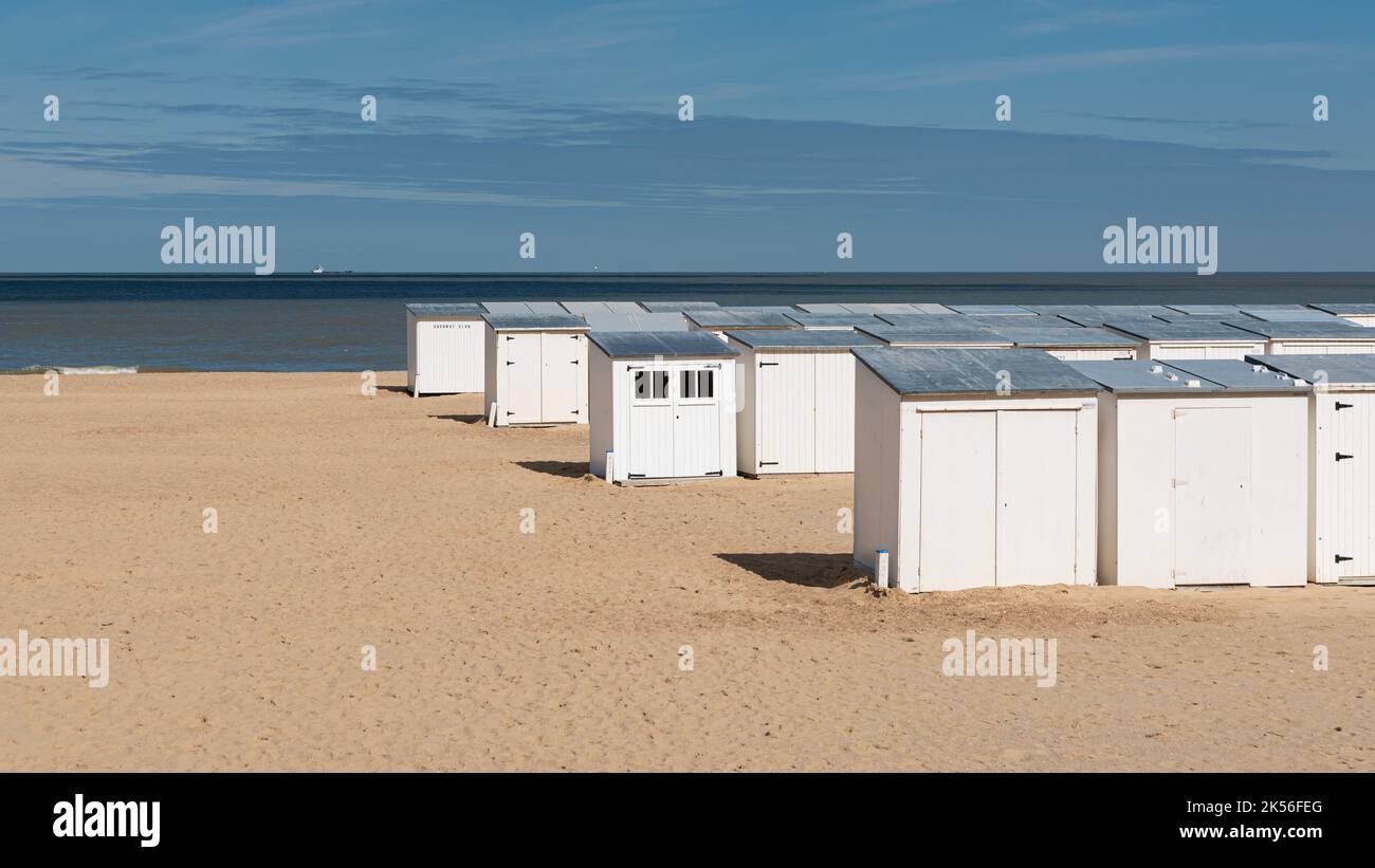 Knokke Heist, Regione Fiamminga - Belgio - 04 03 2021 cabine bianche in fila presso la spiaggia di sabbia durante la bassa stagione Foto Stock