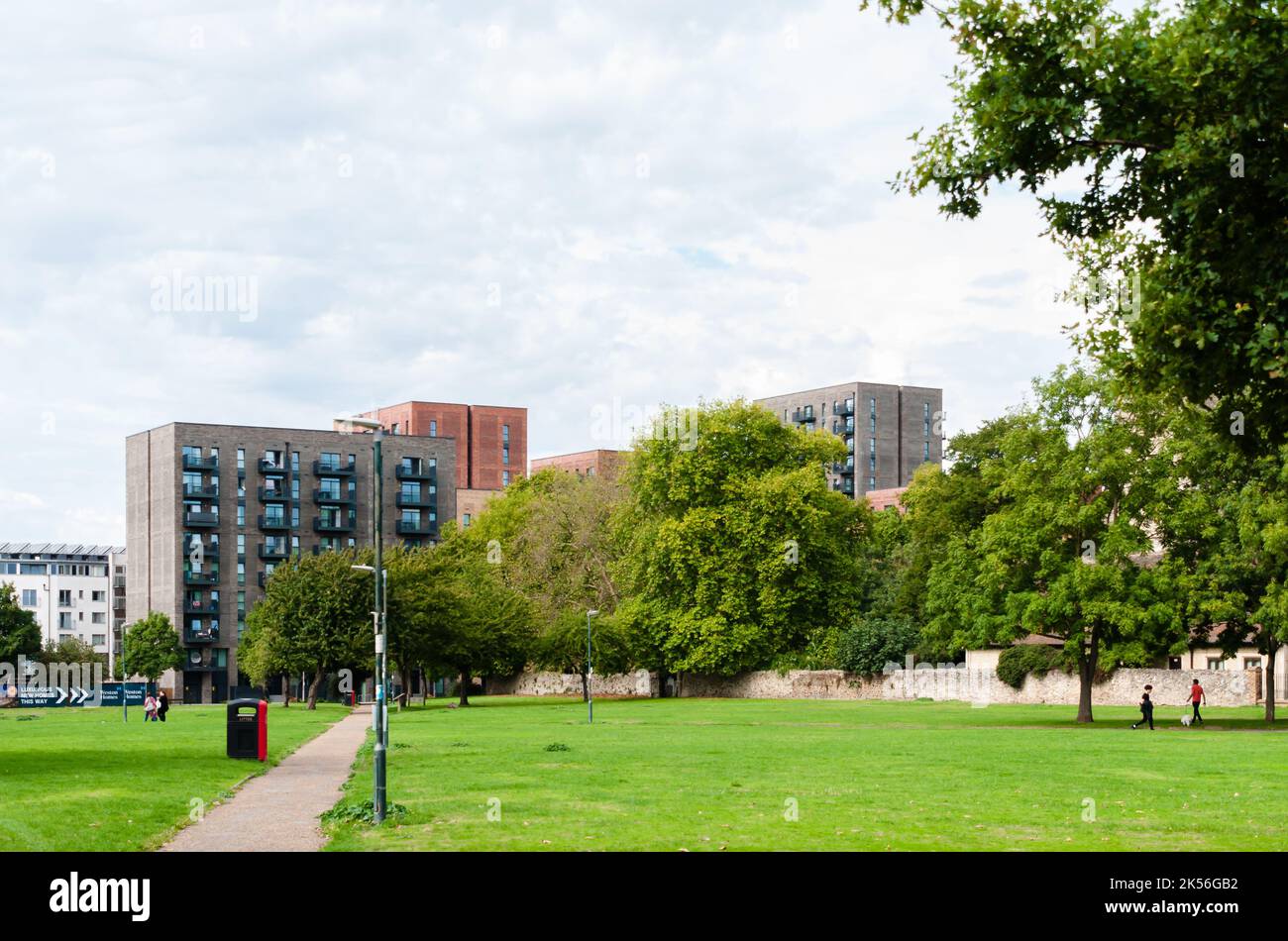 Abbey Green Play Area con ampio spazio verde che riflette la natura storica dell'Abbey Green Foto Stock