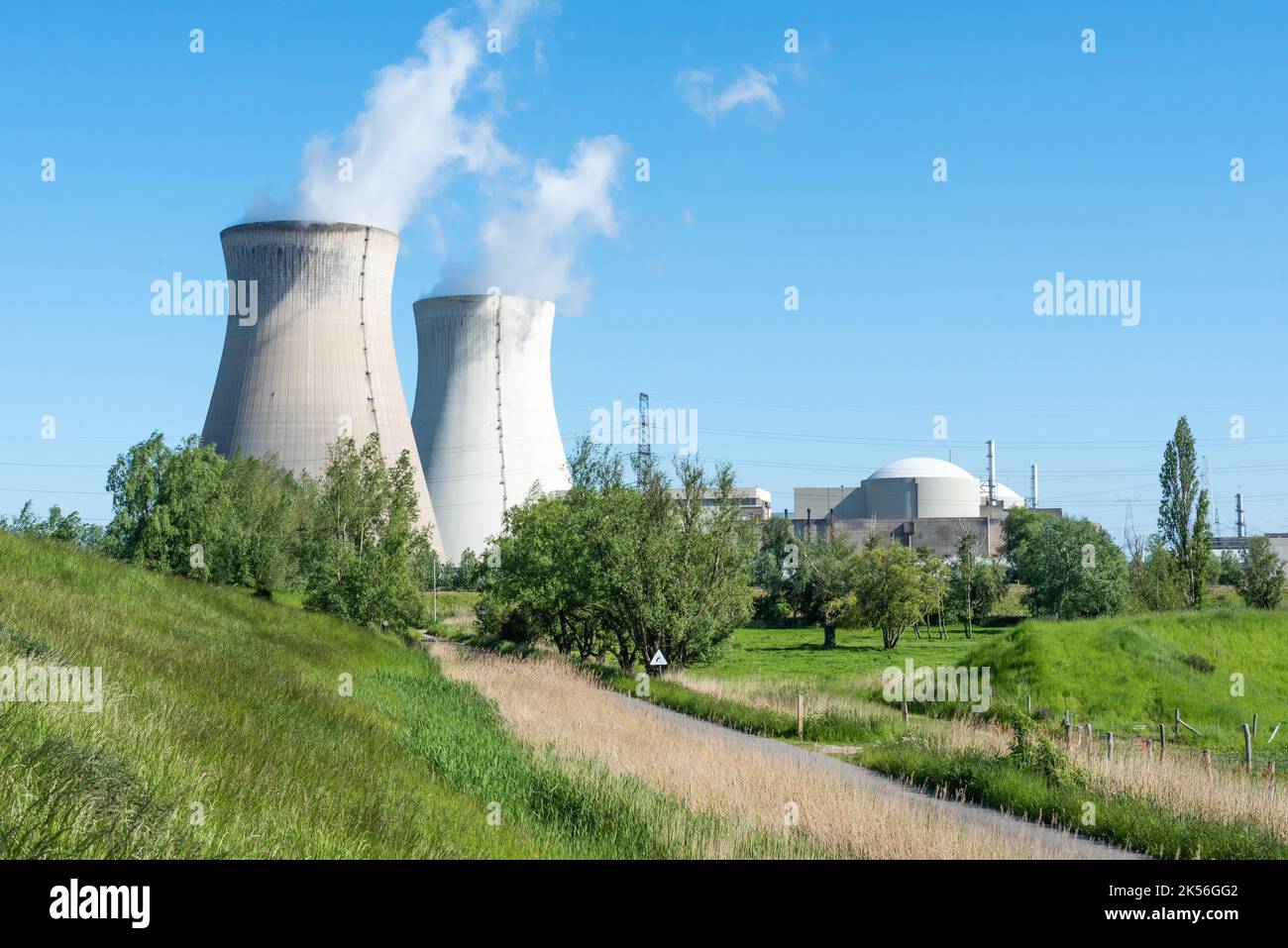 Doel, Est - Fiandre - Belgio - 06 01 2021 torri di raffreddamento dei reattori nucleari con campi agricoli in primo piano Foto Stock