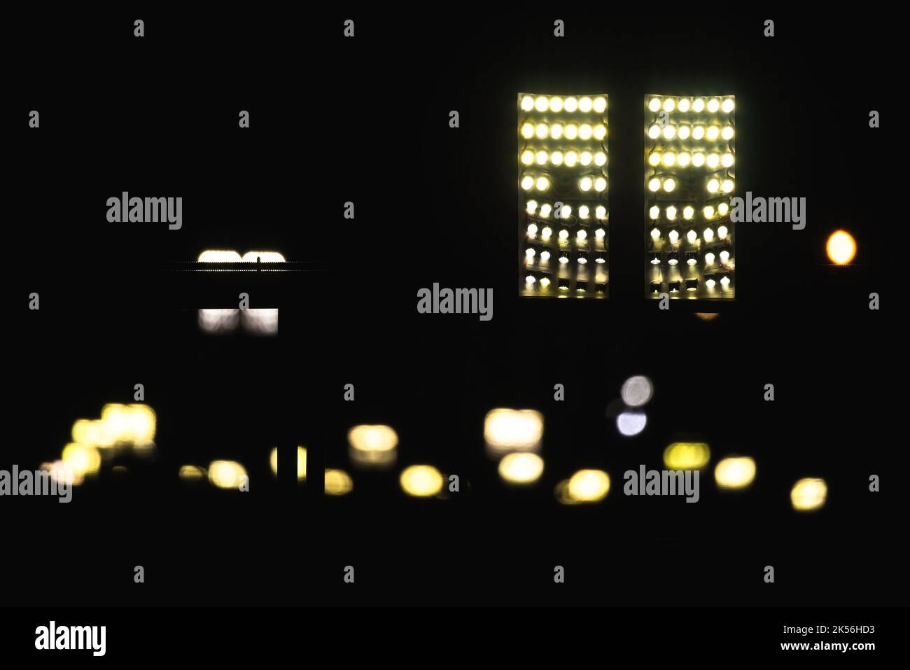 Luci stradali a LED sfocate su sfondo scuro. Foto astratta della notte urbana Foto Stock