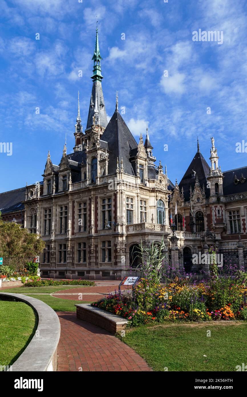 FECAMP, FRANCIA - 1 SETTEMBRE 2019: Questo è il Palazzo Benedettino costruito nei primi anni del 20th secolo in uno stile misto rinascimentale e gotico. Foto Stock