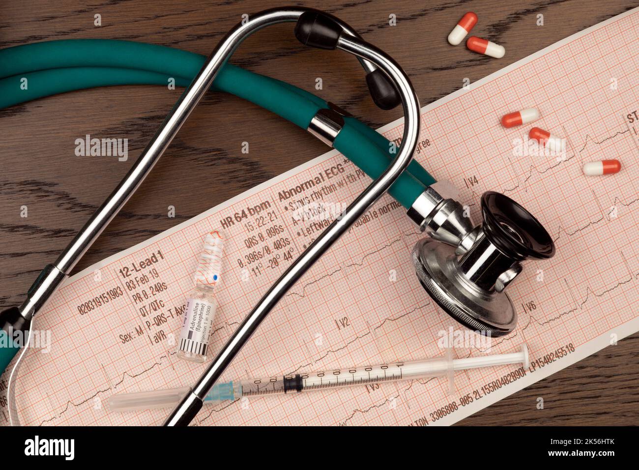 Trattamento medico - i medici stetoscopio, iniezione di adrenalina e un tracciato ECG. Foto Stock