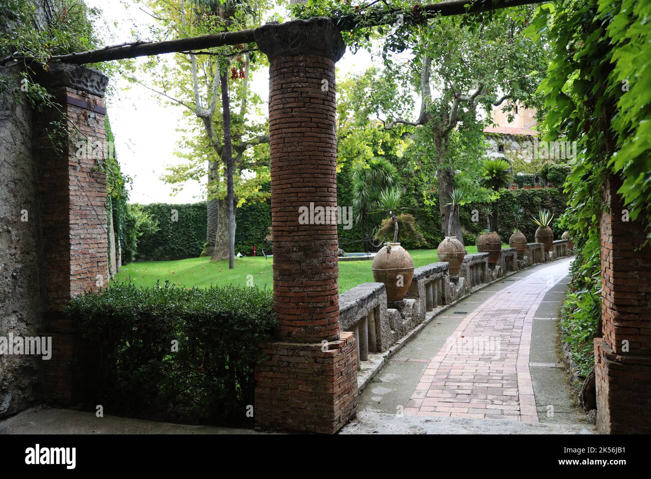 I bellissimi giardini di Villa Cimbrone a Ravello Foto Stock