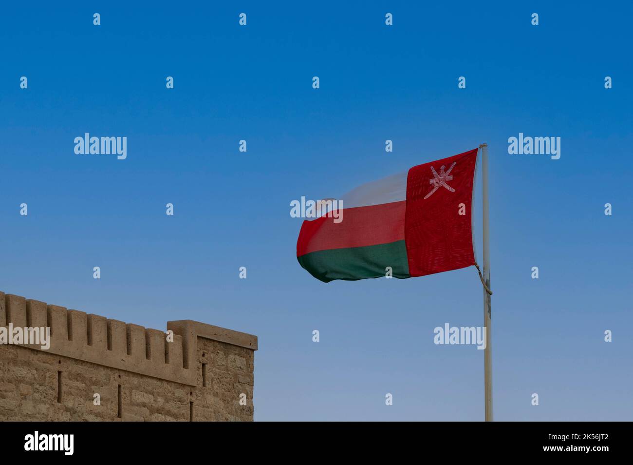Bandiera di Omani sulla cima del Forte Mirbat vicino a Salalah, Oman Foto Stock